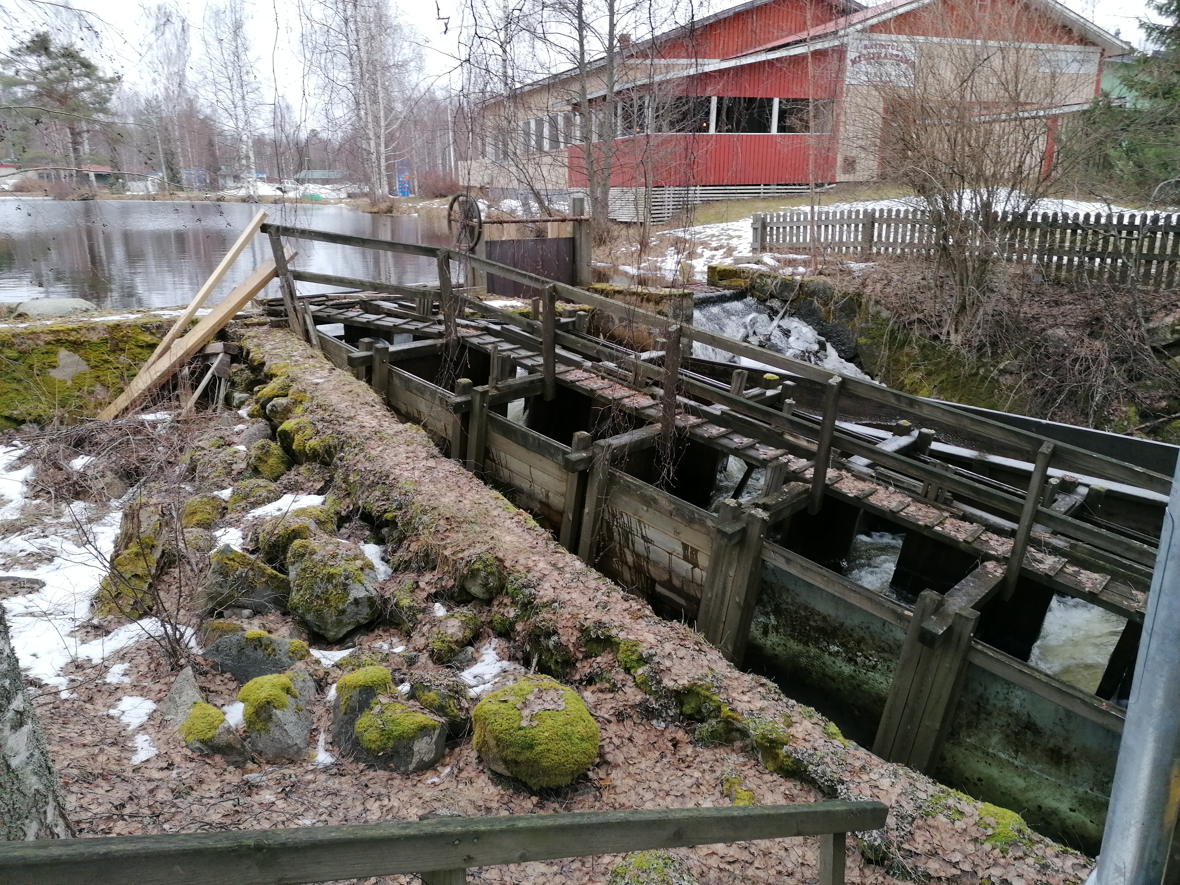 ETualalla puisia vanhoja pato- ja kalatien rakenteita, taustalla vesiallas, talvinen kuva