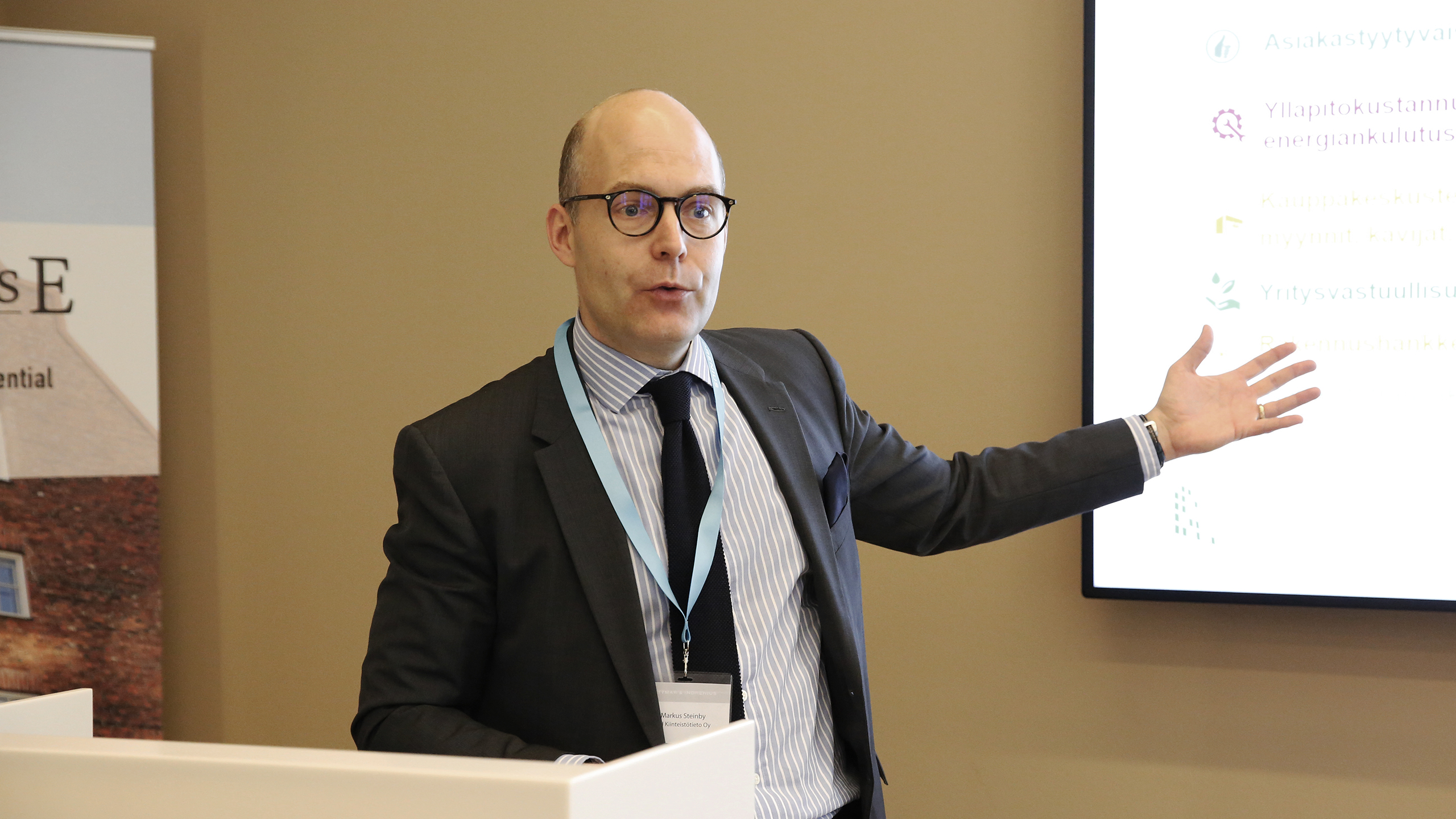 KTI:n johtaja Markus Steinby esittelee kiinteistötyökalua.