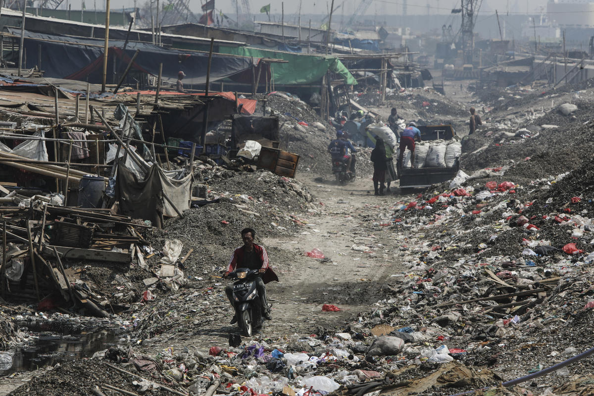 Muoviroskat ja simpukoiden kuoret täyttävät Pohjois-Jakartan rannikkoalueet Indonesiassa.