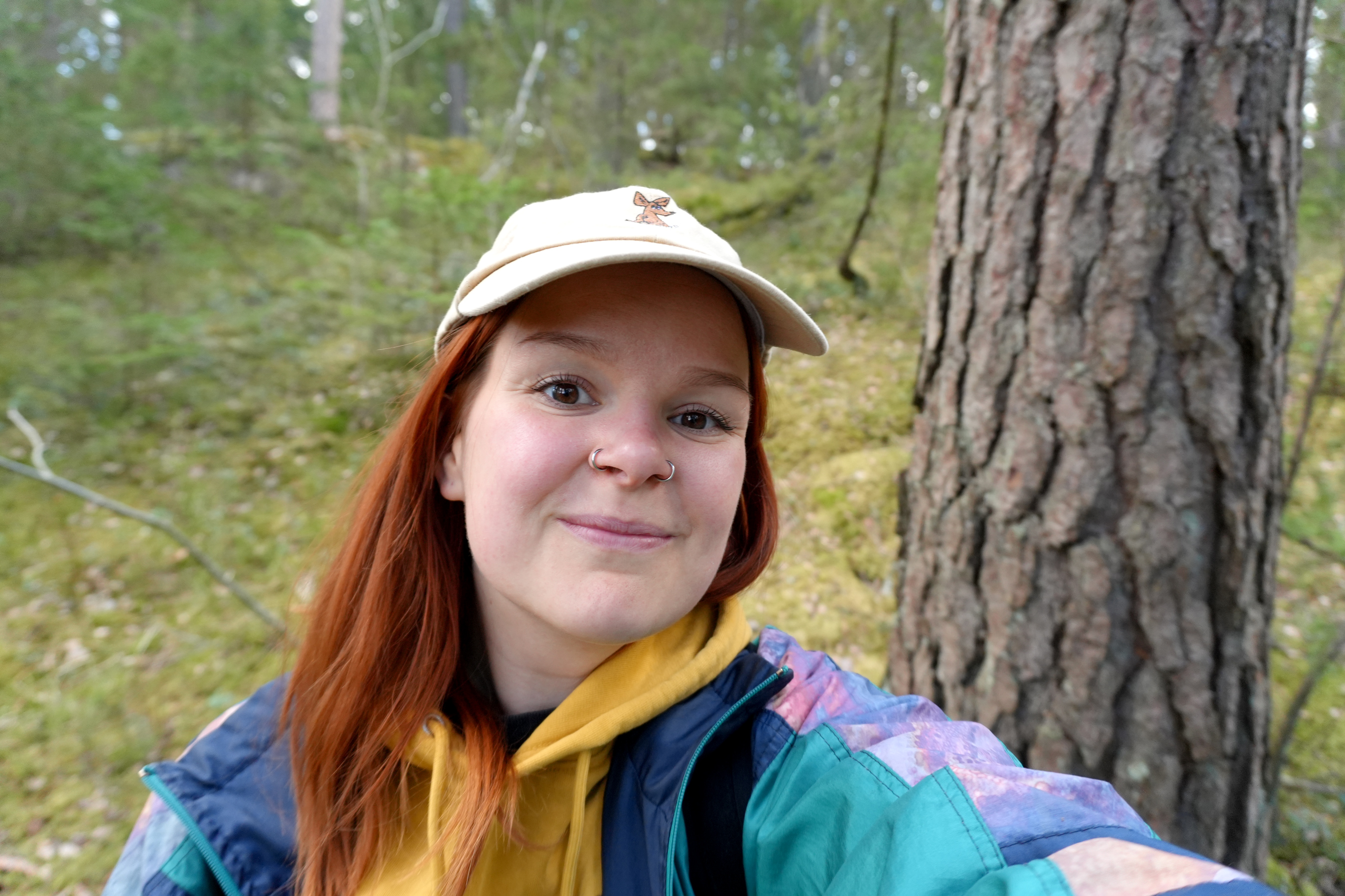 WWF:n työntekijä Tiitu Saarikoski Nuuksiossa liito-oravan papanajahdissa.