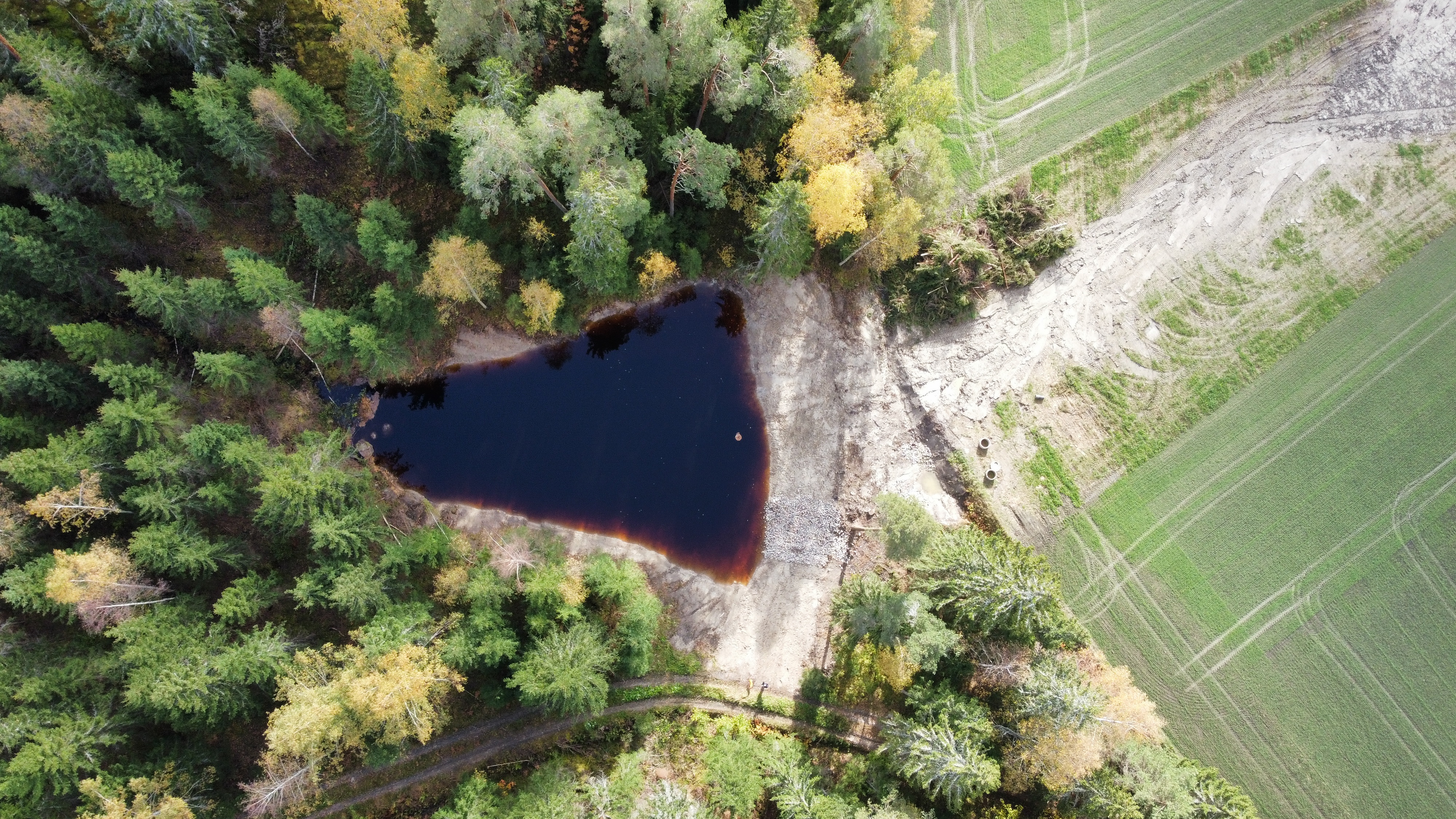Kuvassa näkyy Inkoon Djupbäckiin metsän reunaan lähelle peltoa rakennettu kosteikko.