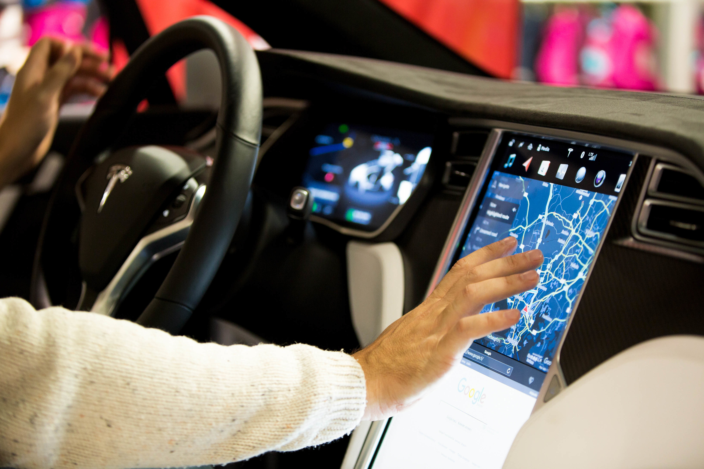Tesla-sähköauton navigointijärjestelmä