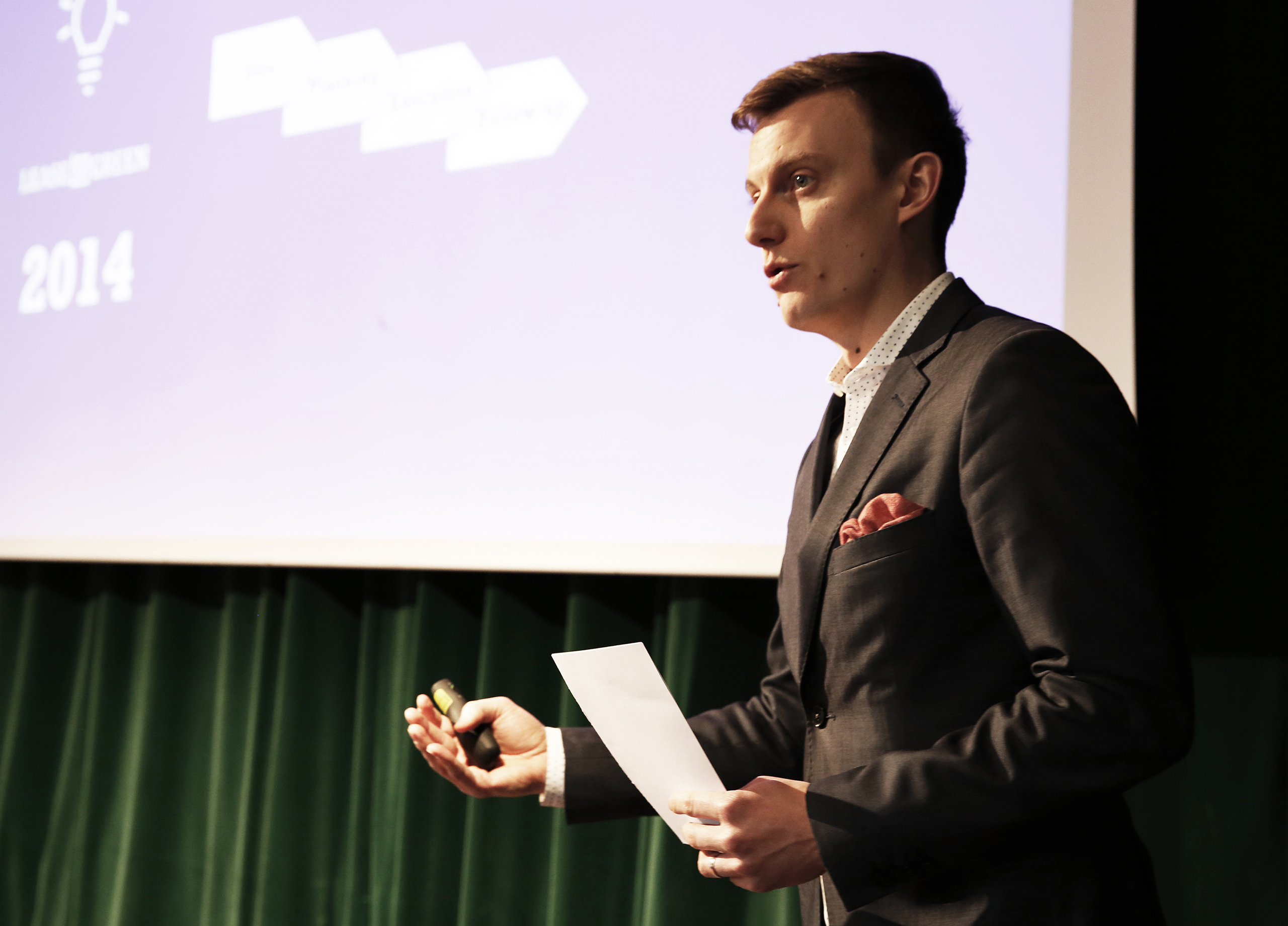 LeaseGreenin asiakkuusjohtaja Jonni Ahonen, pitää puhetta