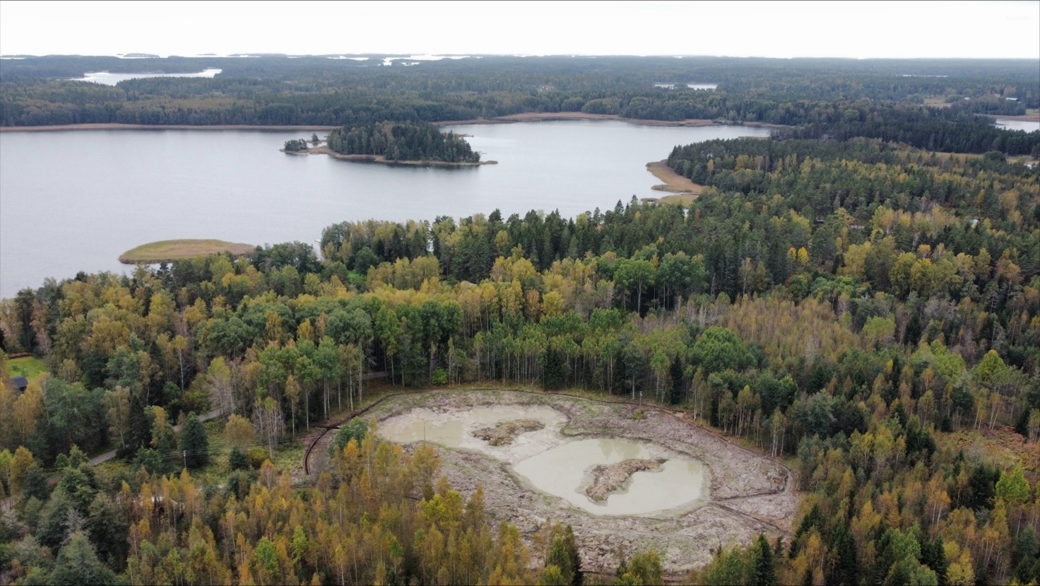 Båsan kosteikko, kuvassa näkyy kosteikko, puita ja rannikkoa.