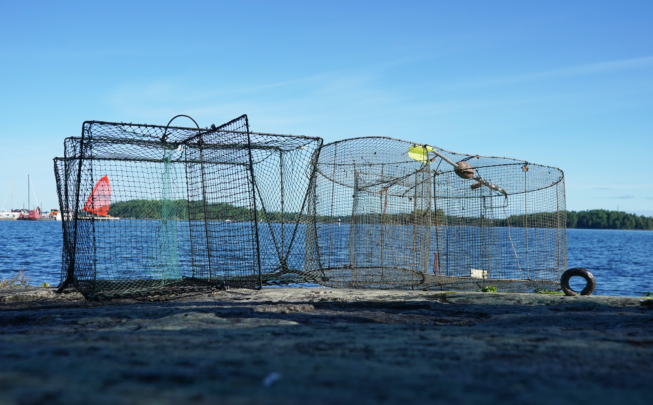 Norpille vaarallinen (vas.) ja norppaturvallinen (oik.) katiska.