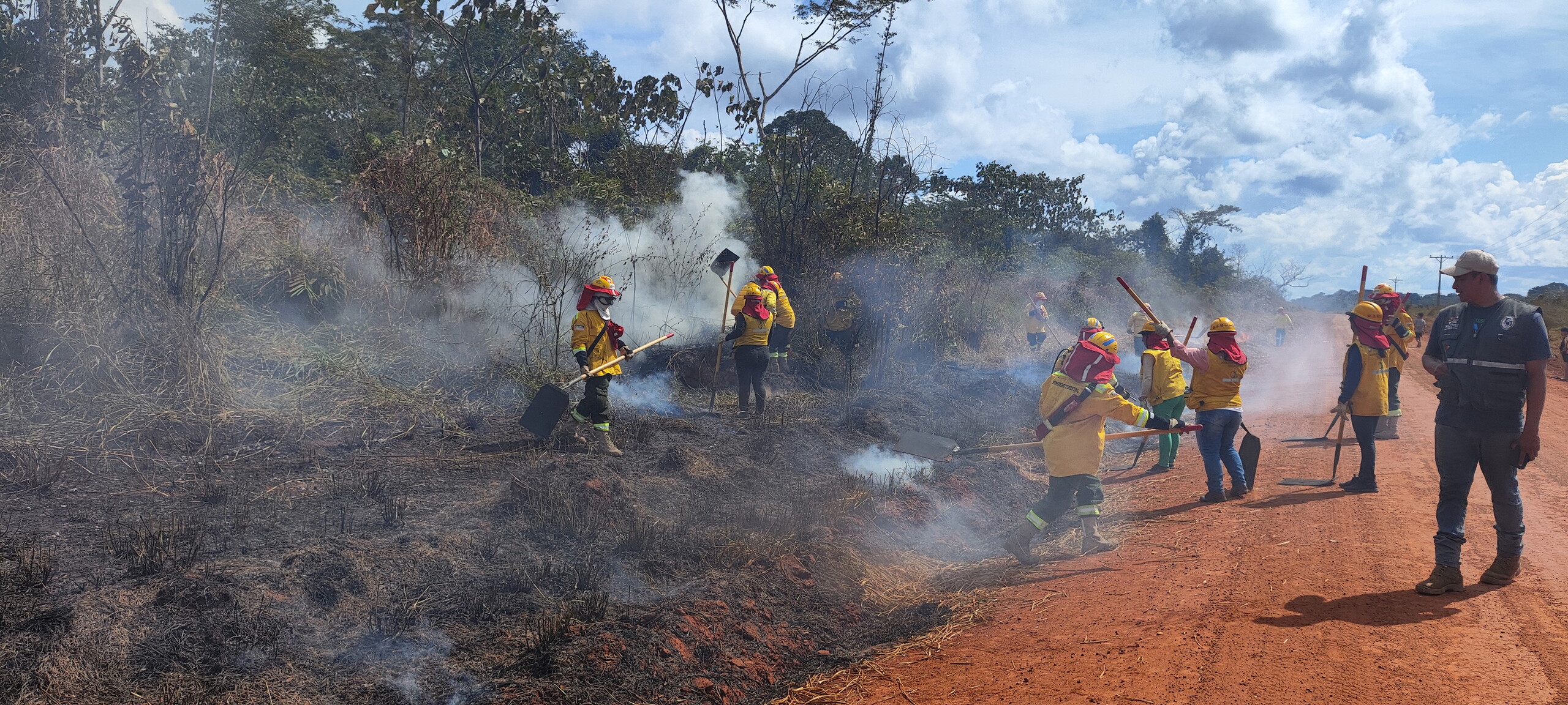 Pelastustyöntekijöitä sammuttamassa metsäpaloa Boliviassa.
