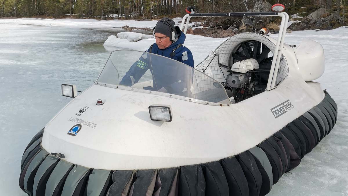 Ismo Marttinen ohjaa ilmatyynyalusta Saimaalla.