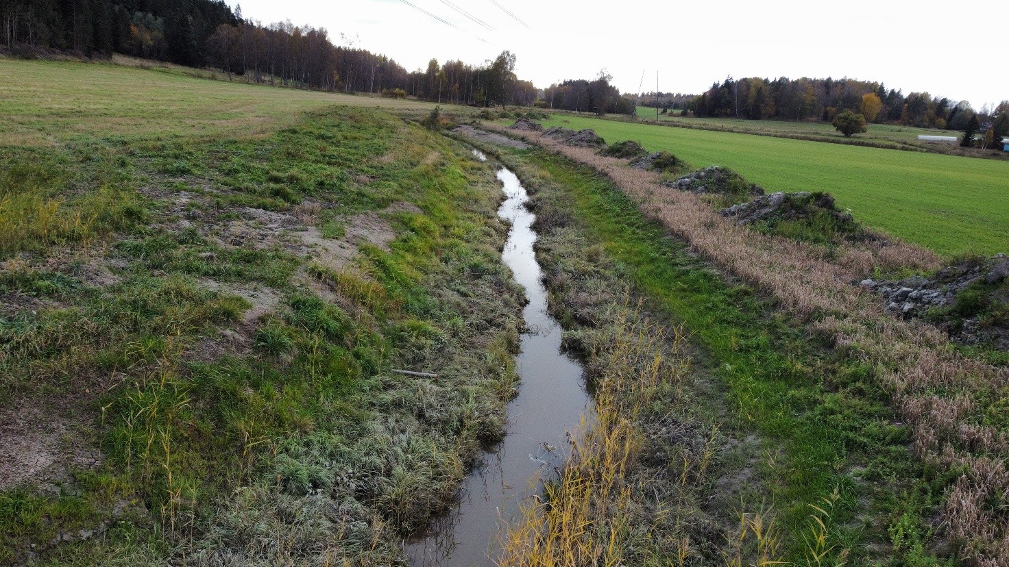 Kuvassa näkyy peltojen väliin rakennettu kaksitasouoma.