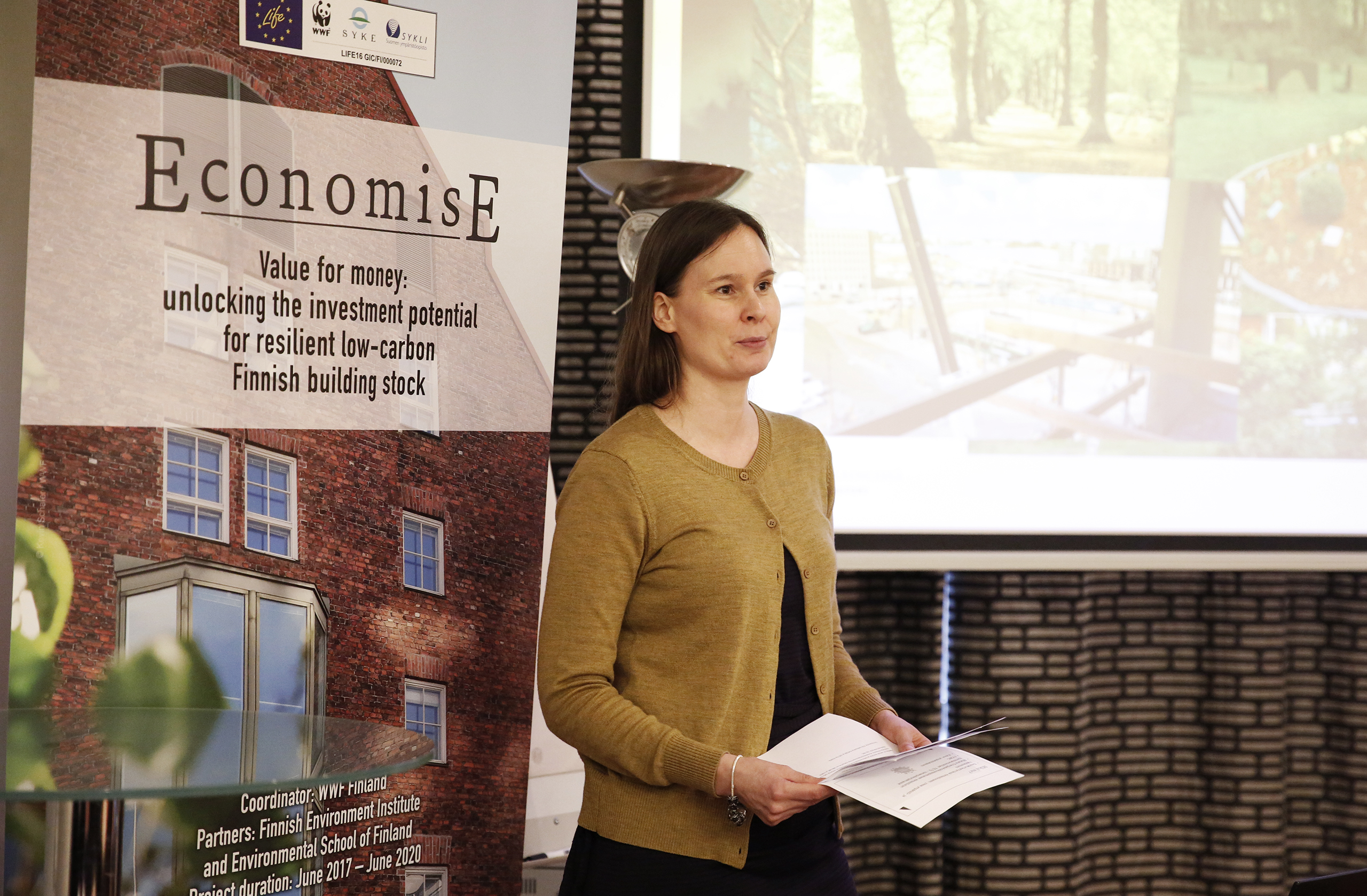 Helsingin seurakuntayhtymän ympäristöasiantuntija Elina Hienonen pitää esitystä.