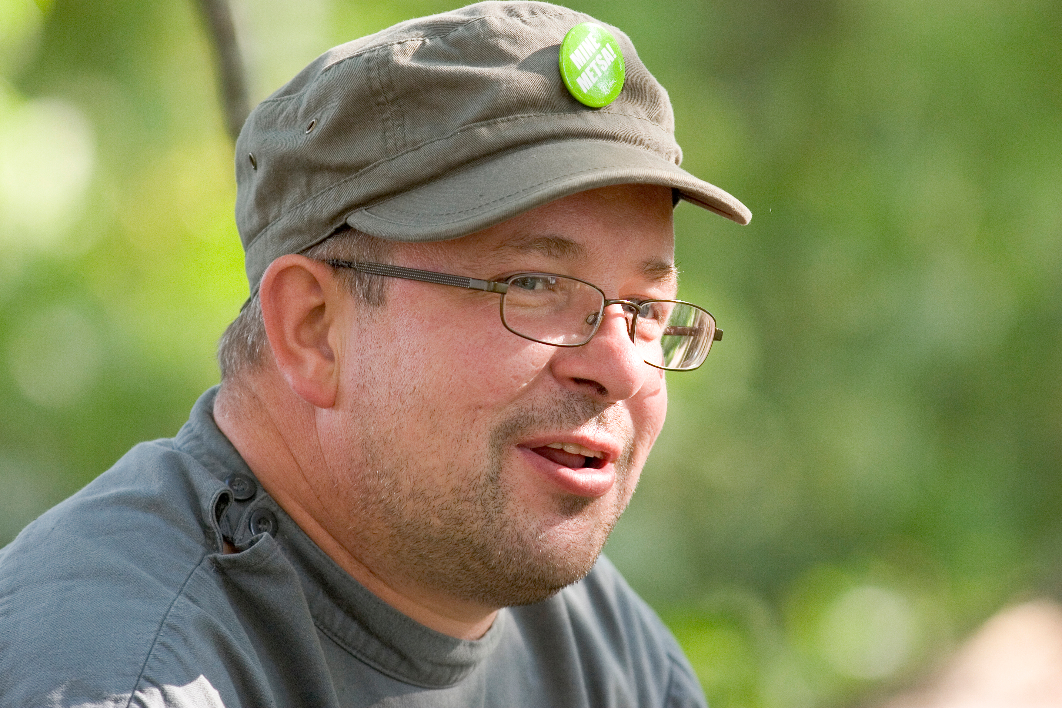 WWF:n kenttävastaava Antti Lappo talkooleirillä vuonna 2005.