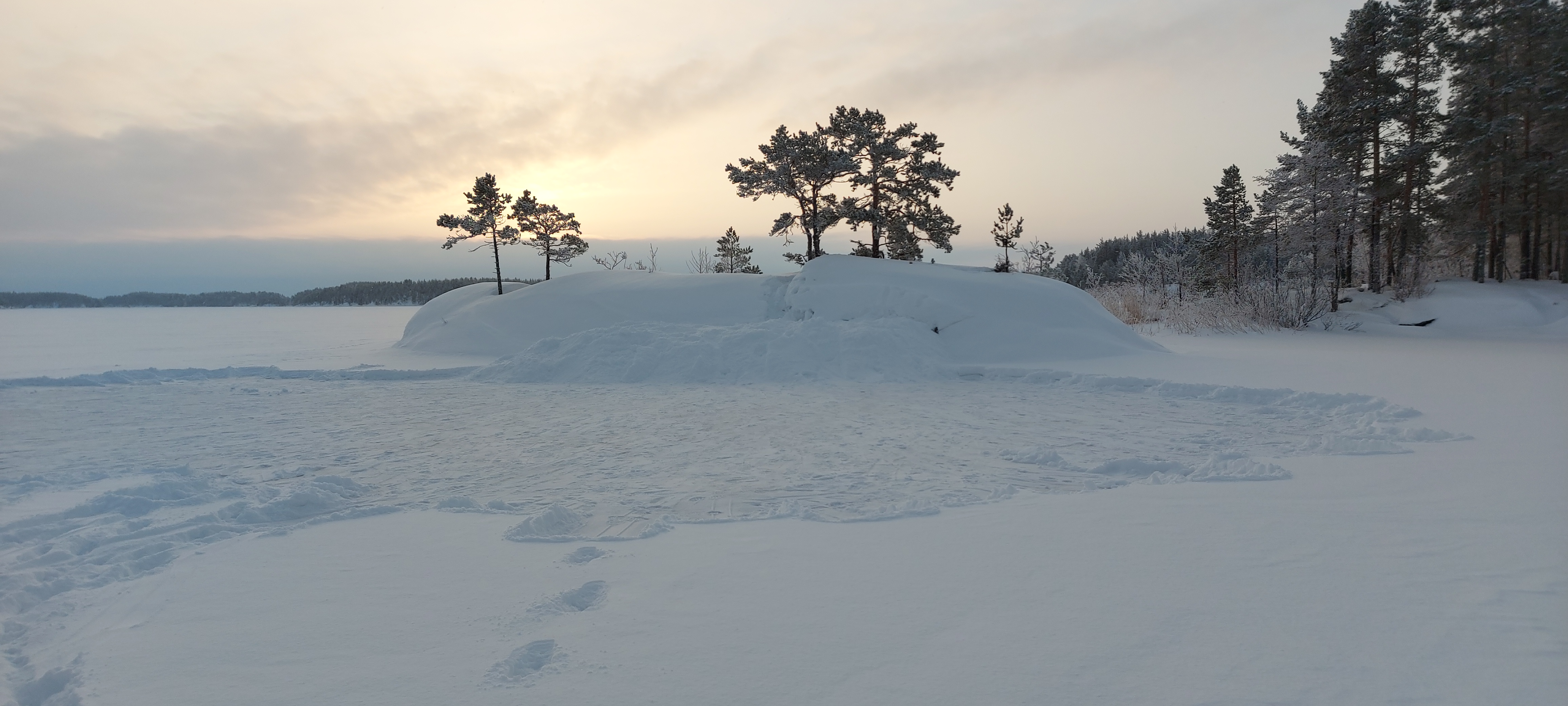 Saimaannorpalle kolattu apukinos Saimaan jäällä.