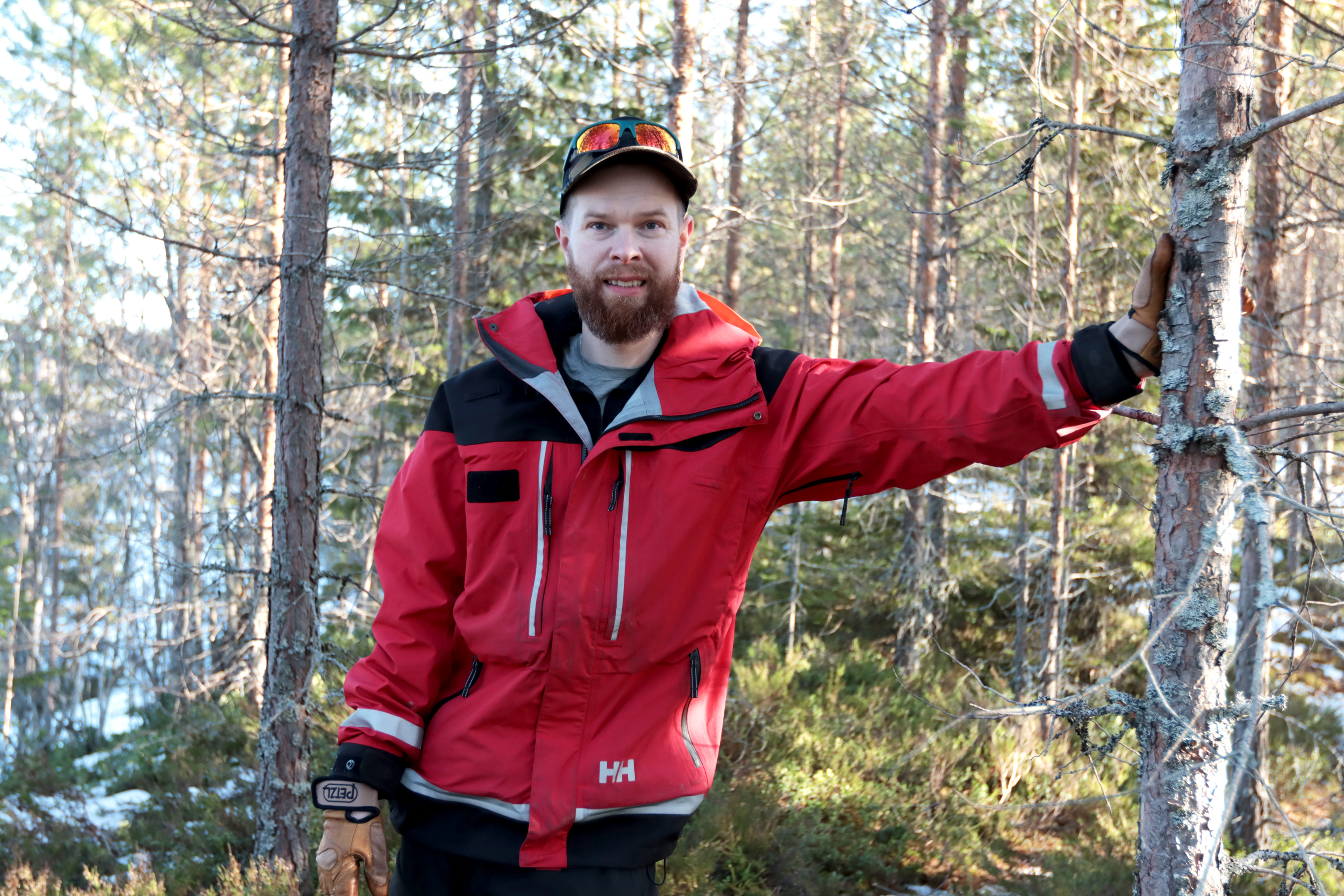 Juha Romppanen nojaa puuhun